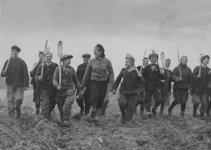 MOM-OFF-517-29-FO.-Ucheniki-Lovozerskoj-shkoly-idut-na-pole-pomogat-vzroslym.-Leto-1943.847822d17993f848f6ccba15d2628e90641